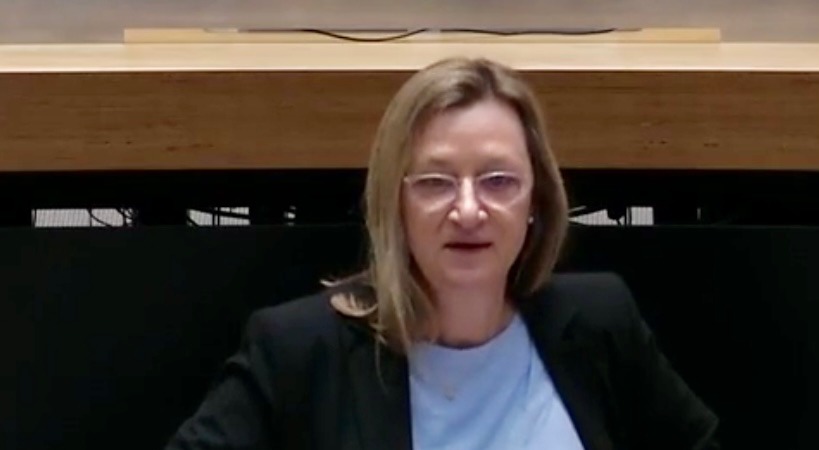 Petra Vandrey redet im Abgeordnetenhaus Berlin