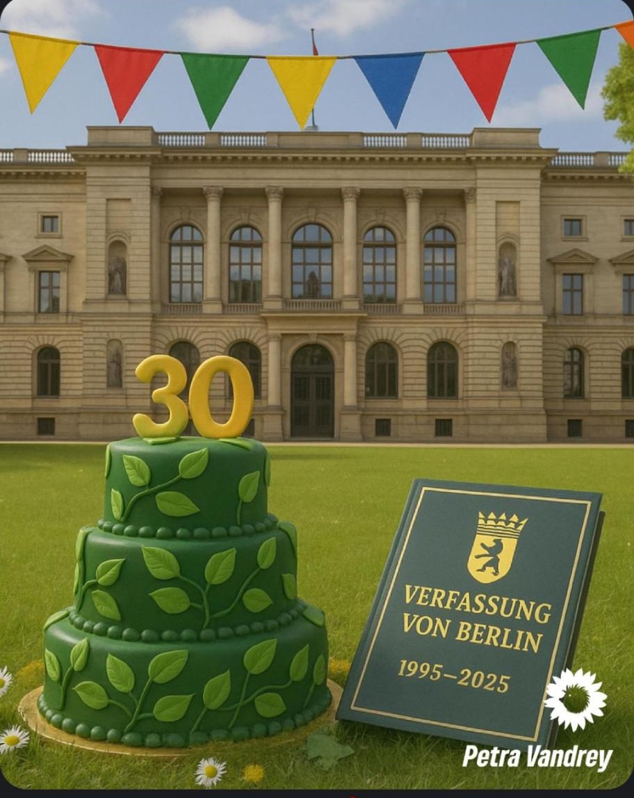 Vor dem Berliner Abgeordnetenhaus steht auf einer Wiese eine große grüne dreistöckige Torte mit Blattverzierungen und einer goldenen „30“ als Topper. Daneben liegt ein großes aufgeschlagenes Buch mit dem Titel „Verfassung von Berlin 1995–2025“ und dem Berliner Wappen. Über dem Bild hängt eine bunte Girlande aus Fähnchen. In der Ecke steht der Name „Petra Vandrey“ mit einer stilisierten Sonnenblume.