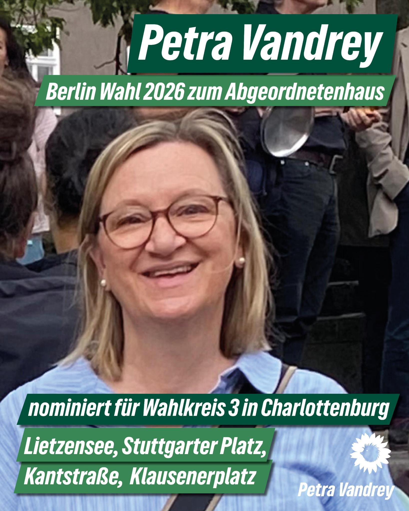 Porträt von Petra Vandrey bei einer Kundgebung im öffentlichen Raum; sie lächelt in die Kamera, trägt eine Brille und ein hellblaues Oberteil. Über dem Bild steht der Text: „Petra Vandrey – Berlin Wahl 2026 zum Abgeordnetenhaus, nominiert für Wahlkreis 3 in Charlottenburg (Lietzensee, Stuttgarter Platz, Kantstraße, Klausenerplatz)“