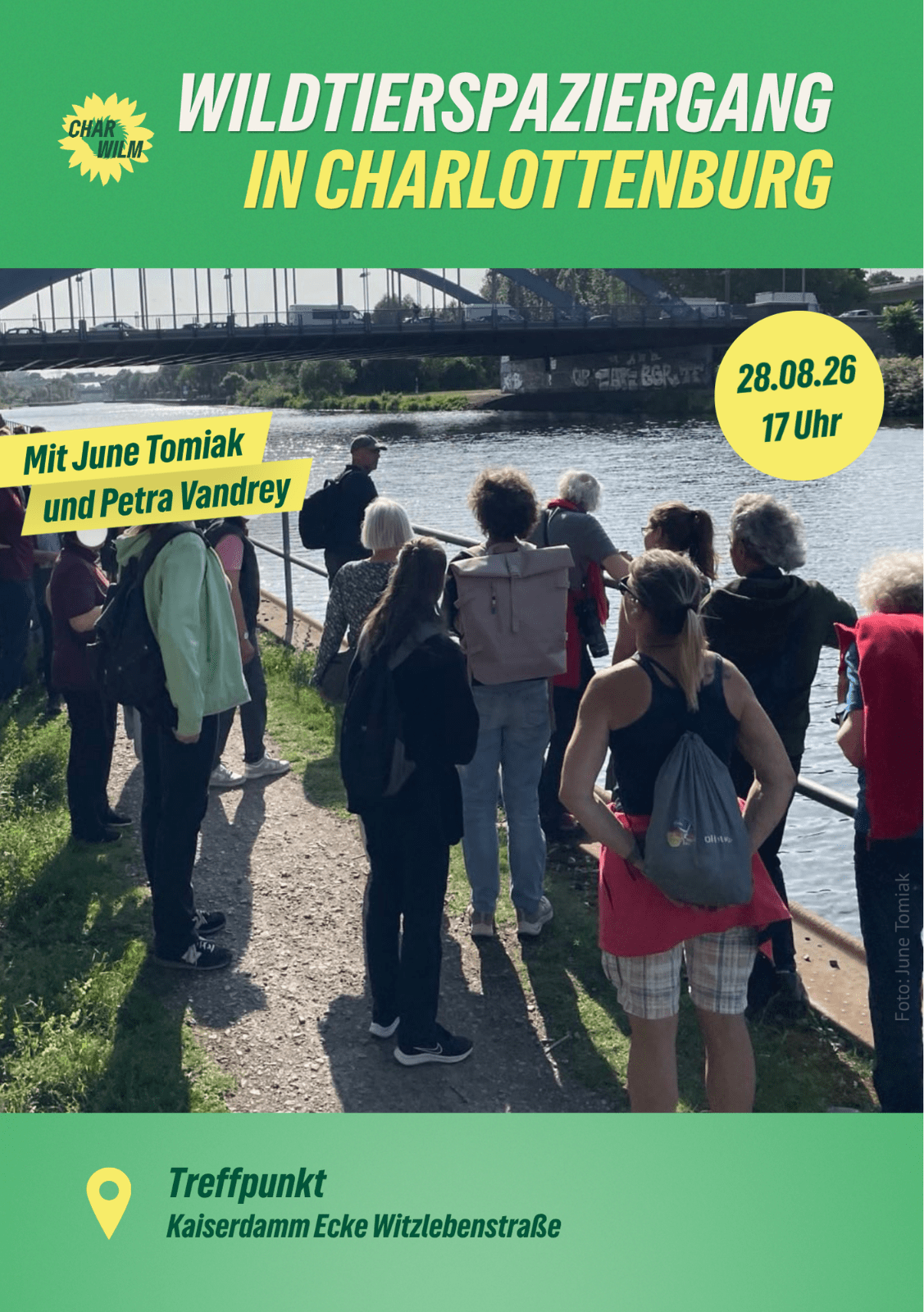 Veranstaltungsplakat für einen Wildtierspaziergang in Charlottenburg mit June Tomiak und Petra Vandrey am 28. August 2026 um 17 Uhr. Treffpunkt ist Kaiserdamm Ecke Witzlebenstraße. Das Foto zeigt eine Gruppe bei einem Spaziergang am Ufer der Spree.